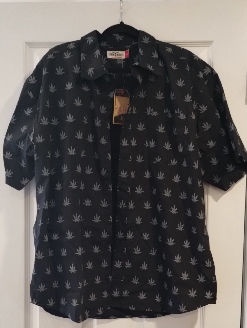 Black Short-Sleeve Button-Down Shirt - Leaf Print.   (47)